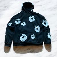 felpa denim tears con fiori bianchi in rilievo