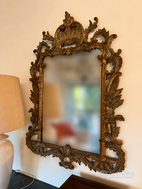Grande specchiera antica in legno intagliato