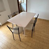 Tavolo da cucina con 5 sedie