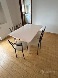 Tavolo da cucina con 5 sedie