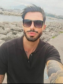 Receptionist portiere notturno con lingue