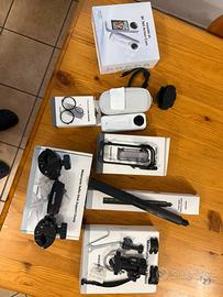 Insta360 X5 bianca con kit moto e altri accessori