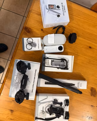 Insta360 X5 bianca con kit moto e altri accessori