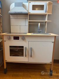 Cucina giocattolo in legno