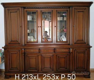 Credenza con vetrina.