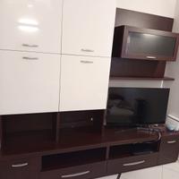 Soggiorno completo con tavolo e sedie