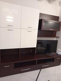 Soggiorno completo con tavolo e sedie