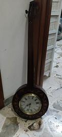 Orologio in legno a forma di banjo