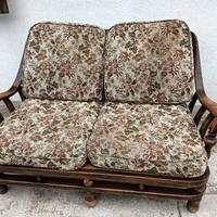 Divano in legno massello e cuscini