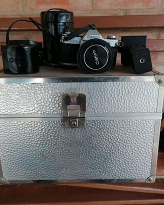 Macchina fotografica reflex Canon AE-1 + accessori