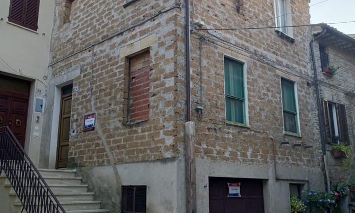 Cielo terra in centro storico a Bevagna