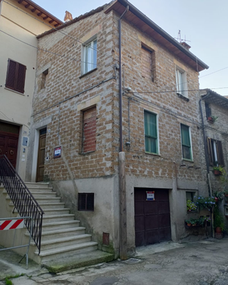 Cielo terra in centro storico a Bevagna