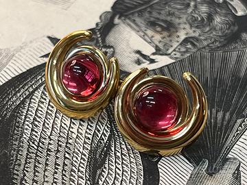 Orecchini dorati con vetro rosso