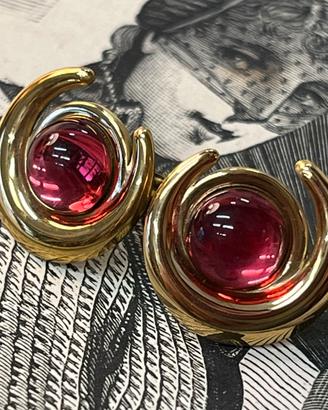 Orecchini dorati con vetro rosso