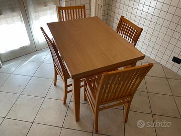 Tavolo da cucina allungabile e 4 sedie