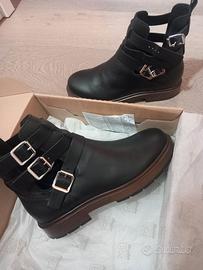 Stivaletti neri in pelle Bata
