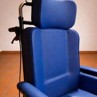 Carrozzina invalidi con WC, imbottita, antiribalt.