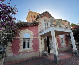 Affascinante Villa immersa nel verde in Città