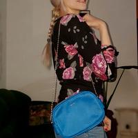 Borsa a tracolla blu  tessuto scamosciato.