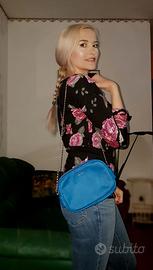 Borsa a tracolla blu  tessuto scamosciato.