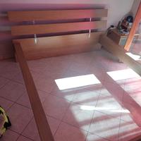 struttura letto matrimoniale e comodini