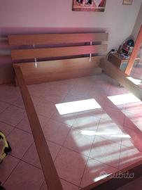 struttura letto matrimoniale e comodini