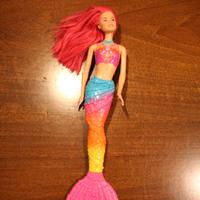Barbie Sirenetta Multicolore Mattel con coda fuxia