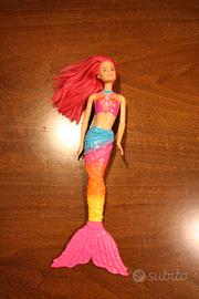 Barbie Sirenetta Multicolore Mattel con coda fuxia