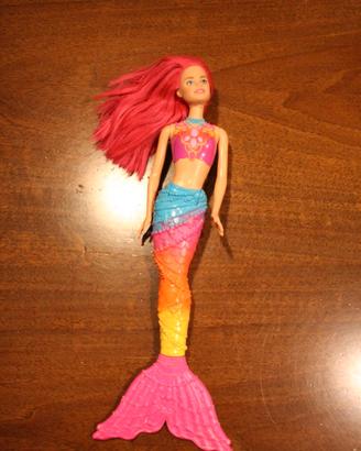 Barbie Sirenetta Multicolore Mattel con coda fuxia
