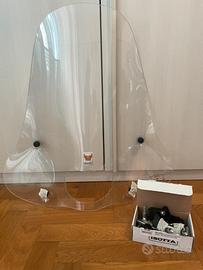 Parabrezza scooter con attacchi