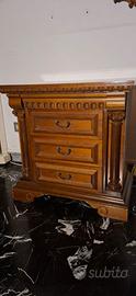 Due comodini in legno stile classico
