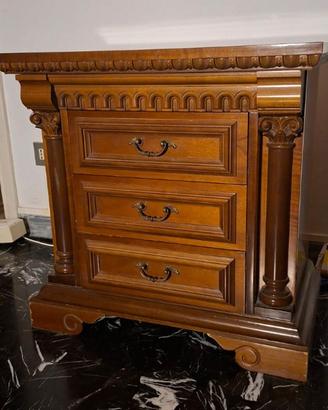 Due comodini in legno stile classico