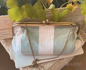 Borsa di tela a tracolla modello clutch.