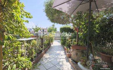 TRILOCALE CON INGRESSO INDIPENDENTE, GIARDINO E CO