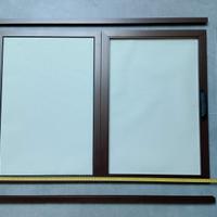 una tenda da interno per finestra tetto con guide