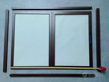 una tenda da interno per finestra tetto con guide