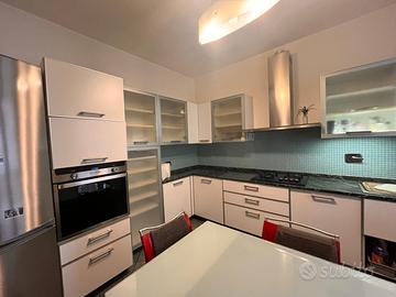 CUCINA COMPONIBILE BIANCA VETRO SATINATO