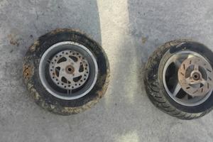 2 gomme complete di cerchi e dischi per minimoto
