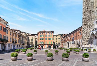 2 LOCALI A BRESCIA