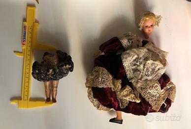 Vestiti e pezzi di bambole vintage