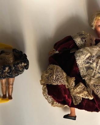 Vestiti e pezzi di bambole vintage