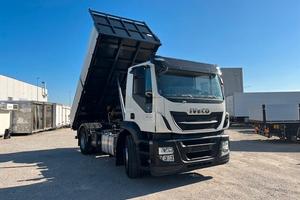Iveco Stralis 310 Euro 6 con ribaltabile trilatera