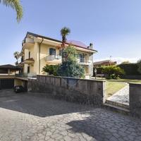 Porzione di villa - Aci Sant'Antonio