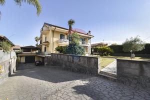 Porzione di villa - Aci Sant'Antonio