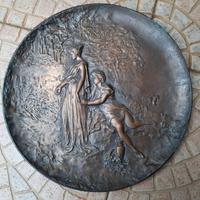 Piatto in bronzo con bassorilievo