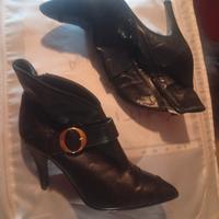 stivaletto con tacco con fibbia 