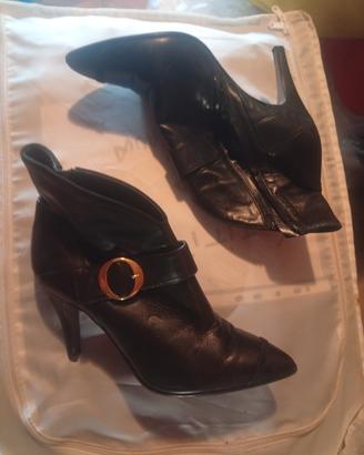 stivaletto con tacco con fibbia 