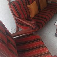 Divano con due poltrone e tavolino