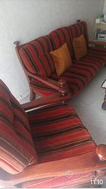 Divano con due poltrone e tavolino