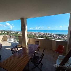 Attico con panorama aereo su mare e monti